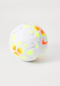 Nike fotball med hvit overflate som har heksagonale mønstre i lys gul og oransje, teksturert for grep, designet for ytelse.