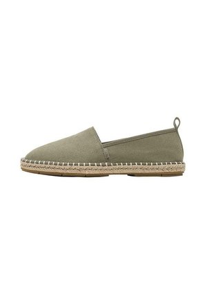 Espadrille en toile vert olive, modèle slip-on, avec semelle enveloppée de jute et languette de traction au talon, présentée sur un fond blanc.