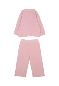 Różowy, dziany dwuczęściowy zestaw składający się z luźnego swetra o prążkowanej fakturze i szerokich rękawach, zestawiony z pasującymi spodniami o szerokich nogawkach.