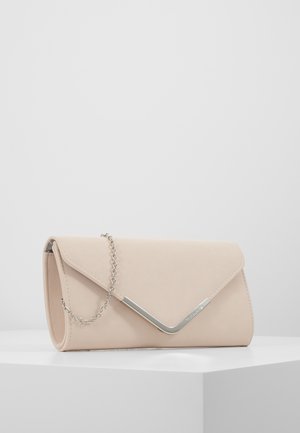 Beige enveloptasje met zilverkleurig metalen V-vormig accent en bijbehorende zilveren ketting, geplaatst op een witte ondergrond tegen een effen achtergrond.