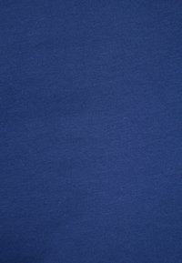 Blå bomullstyg med en slät, något ribbad textur. Jämn färg utan synliga mönster eller accenter. Lämplig för olika typer av plagg.