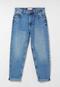 Světle modré džíny s uvolněným střihem, s ohrnutými lemy, pěti kapsami a zapínáním na knoflík. Ošuntělá textura a detaily v švech.