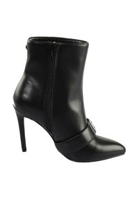 Melna ādas potītēm zābaki ar smailu pirkstu, stiletto papēdi, sānu rāvējslēdzēju un dekoratīvu jostu ar metāliskiem elementiem uz potītes.