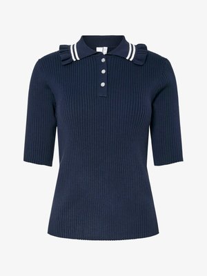 Polo corto a maniche corte di colore blu navy con colletto a strisce bianche, dettagli a ruches sulle spalle e tre bottoni frontali.