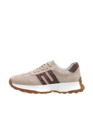 Beige suède sneaker met bruine suède strepen, geperforeerde zijkanten, witte middenzool, buitenzool van bruine rubber en beige veters, zijaanzicht op witte achtergrond.