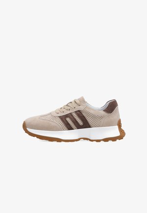 Beige suède sneaker met bruine suède strepen, geperforeerde zijkanten, witte middenzool, buitenzool van bruine rubber en beige veters, zijaanzicht op witte achtergrond.