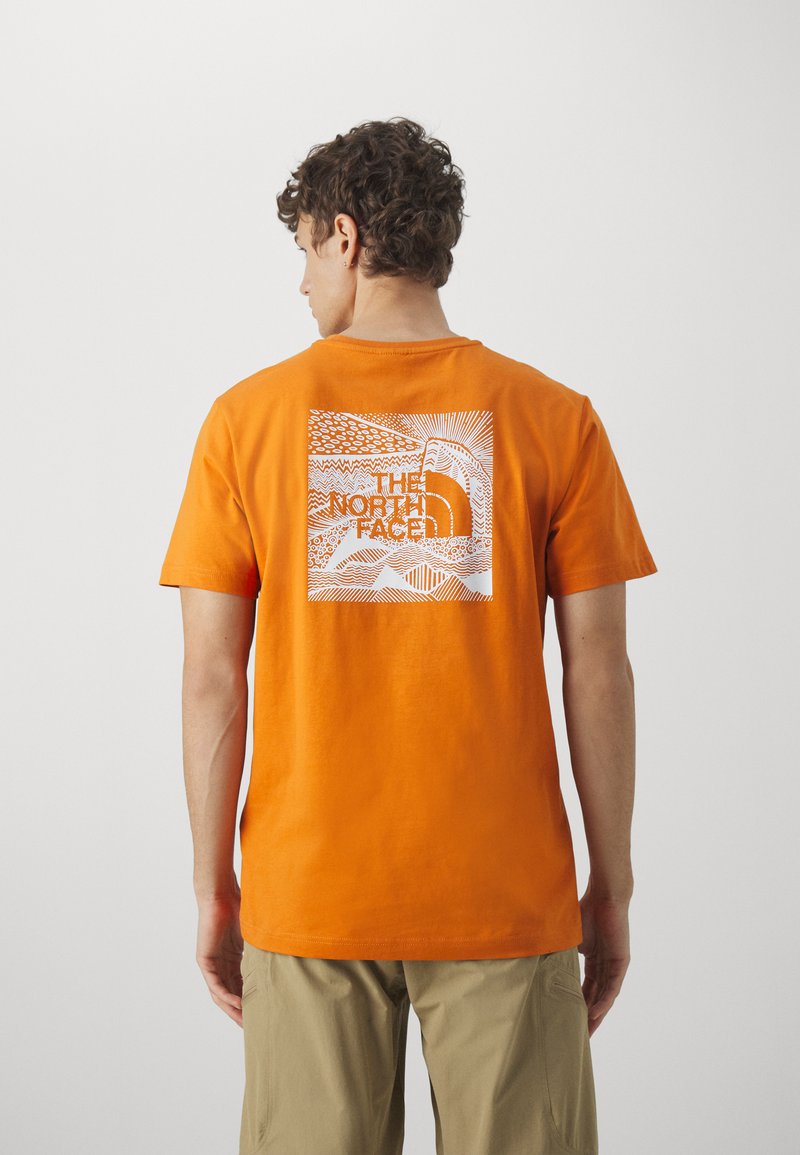 The North Face BOX CELEBRATION TEE - Triko s potiskem - desert rust