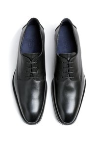 Zwarte leren nette schoenen met een gladde textuur, een afgeronde neus, een veterontwerp met zes gaatjes en een slanke zwarte zool.