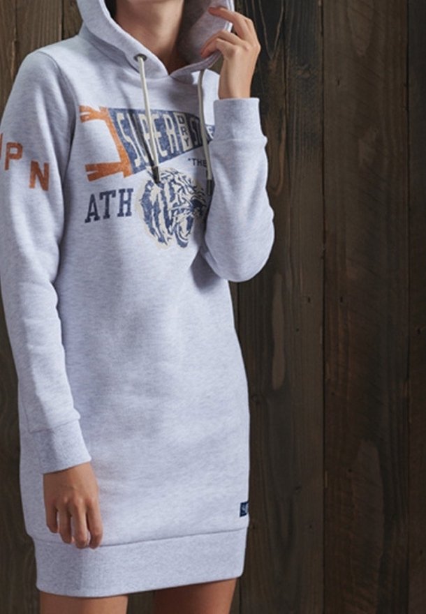 Robe à capuche gris chiné en tissu doux, avec imprimé graphique d'un tigre et texte sur le devant, agrémentée d'accents orange sur les manches.