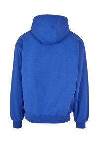 Sudadera con capucha de algodón azul con cordón en la capucha, puños y dobladillo acanalados. Presenta un ajuste holgado y una textura suave. Vista trasera mostrada.