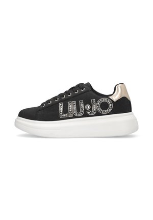 Scarpa nera con suola bianca, dettaglio del tallone in oro metallico, lacci neri e logo "LIU JO" decorato con borchie argentate sul lato.
