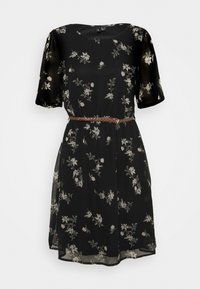 Mustat mekko, jossa on lyhyet, läpinäkyvät hihat, kukkakuosi hillityissä sävyissä ja kudottu ruskea vyö vyötäröllä, pehmeästi poimutettu hame.