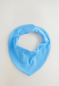 Bavoir bébé en tissu côtelé bleu clair avec une fermeture à bouton pression, disposé en forme triangulaire sur un fond blanc.