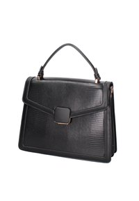 Sac à main noir en matériau texturé, avec une fermeture à rabat, un accent carré et une poignée supérieure. Profil mince avec des côtés zippés.