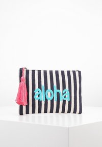 Pochette en tissu rayé avec des rayures bleu marine et crème, ornée de "aloha" en broderie bleu vif et d'un accent en pompon rose.