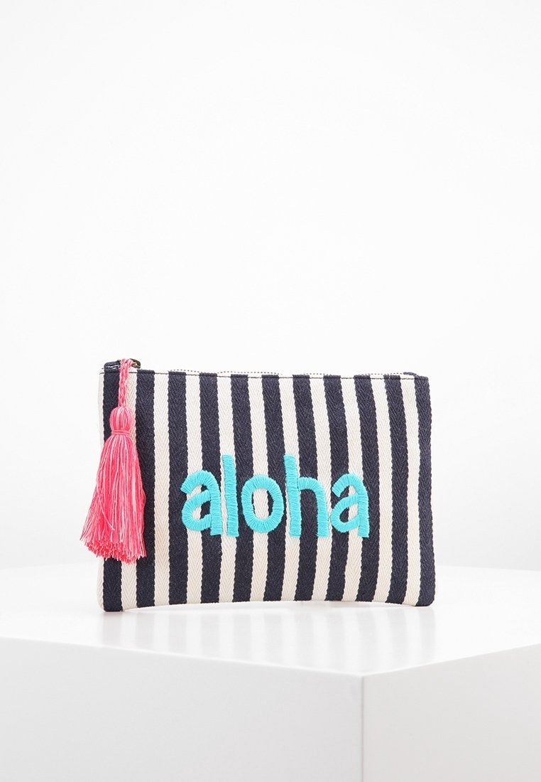 Pochette en tissu rayé avec des rayures bleu marine et crème, ornée de "aloha" en broderie bleu vif et d'un accent en pompon rose.