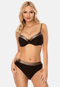 Completo bikini nero con un'accents metallico texturizzato lungo i bordi. La parte superiore ha supporto con coppe preformate e spalline regolabili; la parte inferiore ha un design a vita alta.