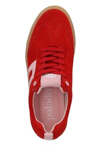 Sneaker in suede rosso con linguetta in pelle rosa, punta rotonda e lacci coordinati. Suola in gomma con un motivo testurizzato per una buona aderenza.