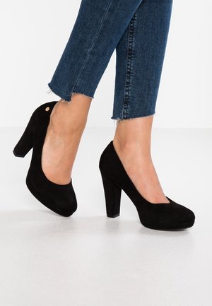 Sorte ruskinds højhælede sko med rund tå og platform, som har en glat overflade og et guldaccent på siden.