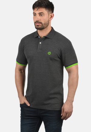 Polo majica u ugljen sivoj boji s zelenim naglascima na ovratniku i rukavima, s dvostrukim dugmetom i malim logotipom na prsima.