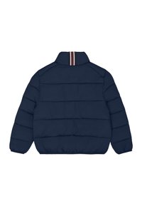 Marinblå pufferjacka med hög krage, horisontell quiltad design och randig accent på kragen. Mjuk tygtextur.
