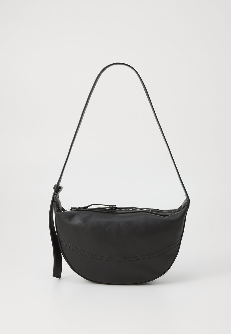 Μαύρη δερμάτινη τσάντα ώμου με καμπύλο σχήμα, μονή λουρί, κλείσιμο με φερμουάρ και διακριτές ραφές κατά μήκος του σώματος.