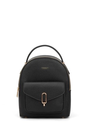 Zaino in pelle nera testurizzata con forma arrotondata, dettagli in metallo dorato, tasca anteriore con patta e manico superiore. Presenta una chiusura con zip.