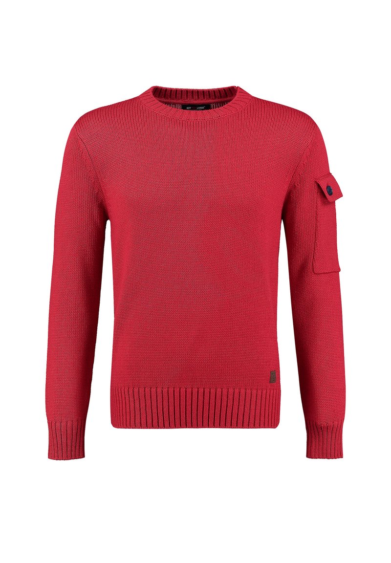 Maglione rosso lavorato a maglia con scollo a girocollo, polsini e orlo a costine, e una toppa di tessuto sulla manica sinistra con dettaglio a bottone.