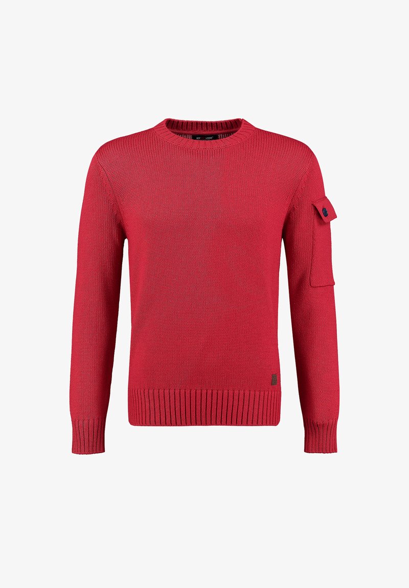 Maglione rosso lavorato a maglia con scollo a girocollo, polsini e orlo a costine, e una toppa di tessuto sulla manica sinistra con dettaglio a bottone.