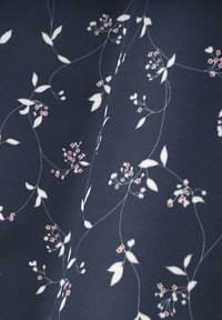 Granatowa tkanina w kwiatowy wzór z białymi liśćmi i małymi czerwonymi kwiatami, gładka tekstura, misterny wzór, odpowiednia do odzieży.