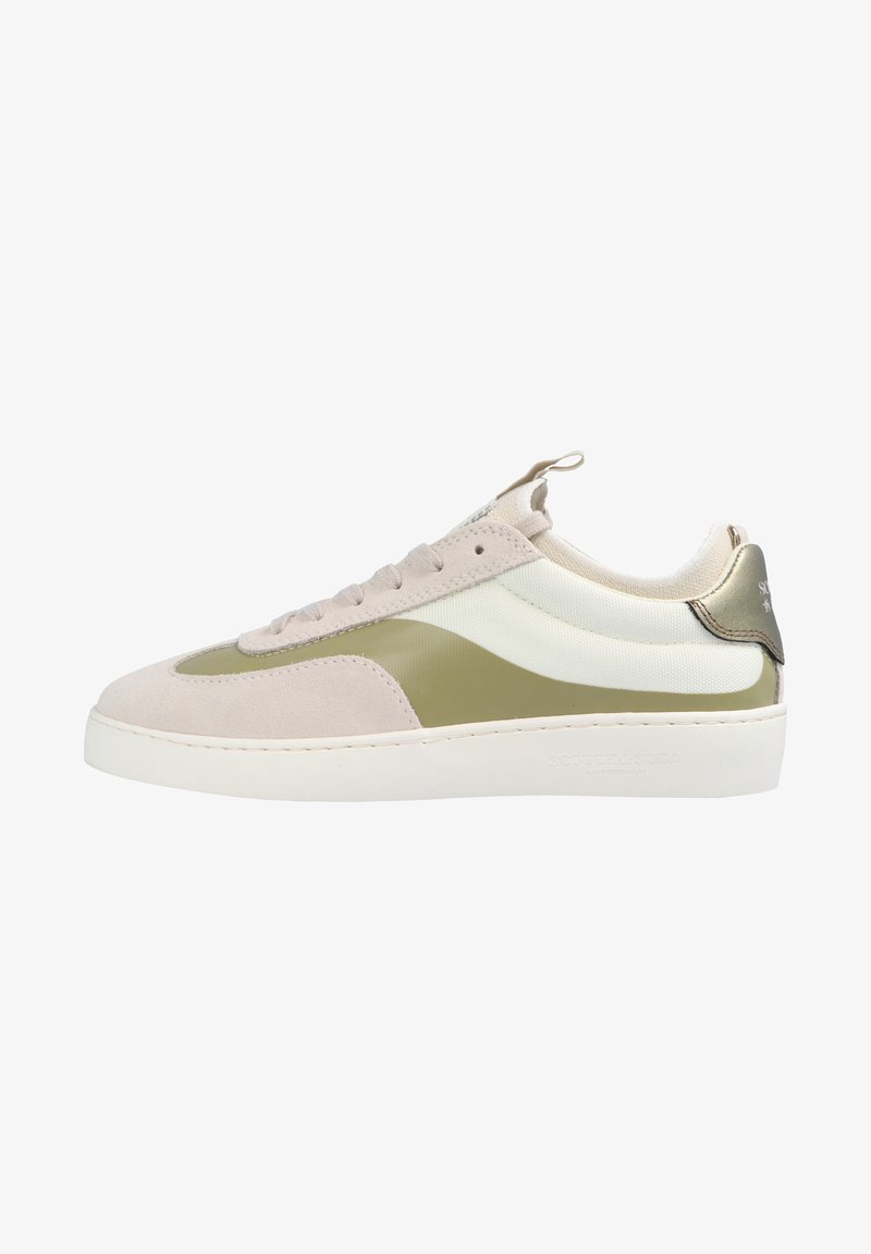 Sneaker mit einem beigen Wildleder-Obermaterial, grünem Seitenpanel, weißen Textilakzenten und einer cremefarbenen Gummisohle. Verfügt über flache Schnürsenkel und eine Zuglasche.