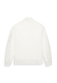 Chaqueta blanca con cuello plano y mangas largas. Presenta puños elásticos y una textura suave, diseñada sin cierres ni patrones visibles.