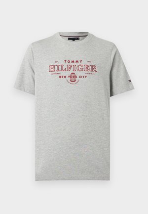 Szary bawełniany t-shirt z czerwonym nadrukiem z napisem "TOMMY HILFIGER" i "NEW YORK CITY". Krótkie rękawy i okrągły dekolt.