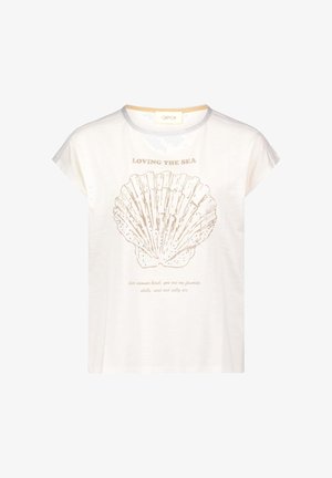 T-shirt blanc à manches courtes avec bordure argentée, présentant un grand coquillage pailleté et le texte « LOVING THE SEA » ainsi qu'une citation sur le thème de la plage.