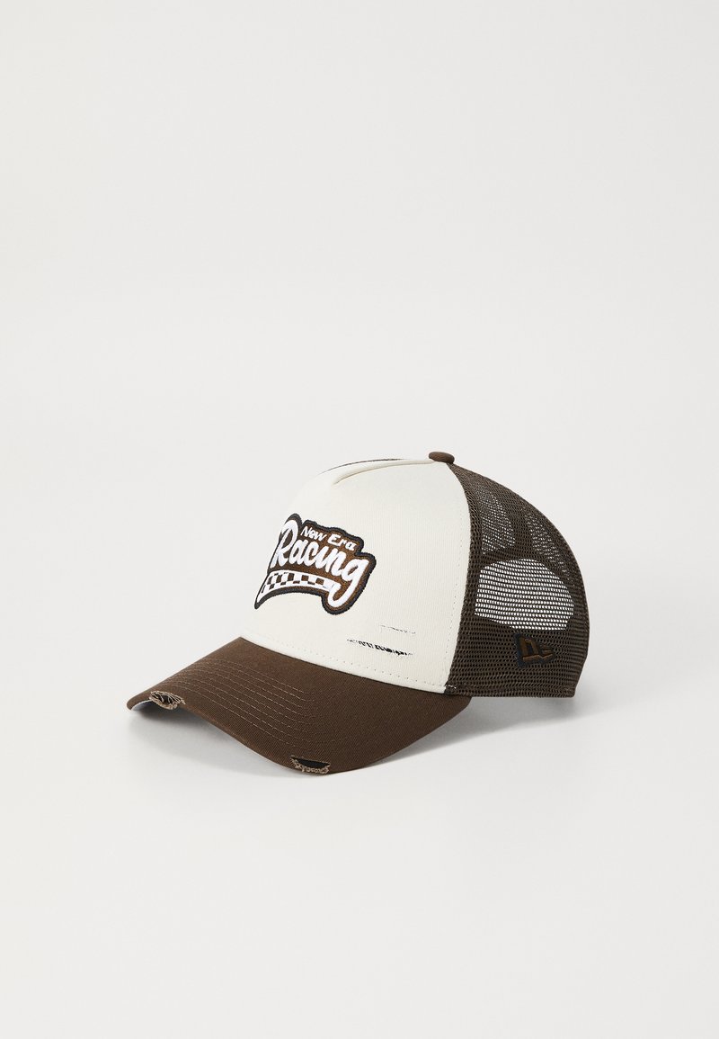 Casquette de camionneur avec un devant blanc, une visière brune et des côtés en mesh. Présente "New Era Racing" brodé en marron foncé et beige clair.