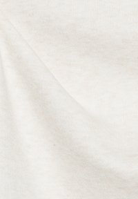 Baumwollstoff in sanftem Cremeton, mit glatter Textur und subtilenVariationen, die ein leichtes, luftiges Erscheinungsbild schaffen.