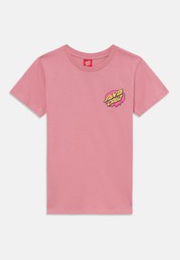 Rosa bomull t-shirt med en färgglad "Santa Cruz" logotypgrafik på vänster bröst. Korta ärmar och rund halsringning.