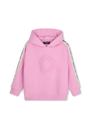 Sweat à capuche rose avec un logo circulaire en relief sur le devant, manches longues avec bordure rayée blanche et jaune comportant un texte noir le long des épaules.