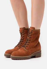 Tamaris Pure Relax BOOTS  - Platform ankle boots - rust