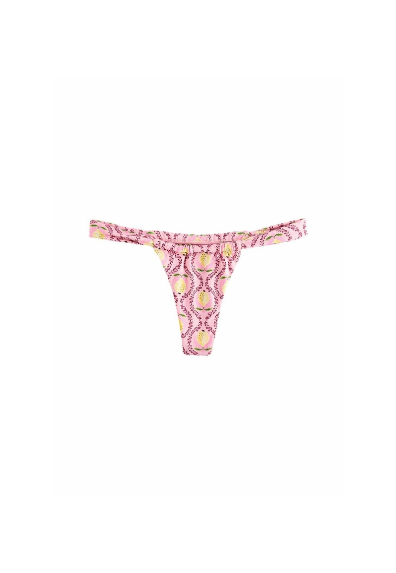 Roze stringondergoed met een bloemenpatroon en gele en groene accenten. Zachte stof met een gerimpelde tailleband voor een decoratieve toets.