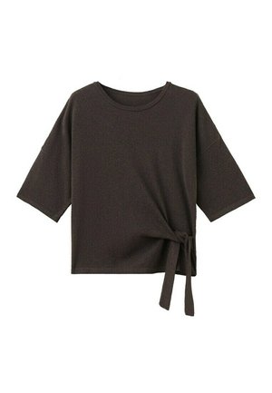 Top maro închis cu mâneci scurte, decolteu rotund și detaliu cu panglică laterală pe un fundal alb simplu.