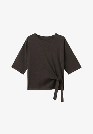 Ciemnobrązowa krótka bluzka z krótkim rękawem, okrągłym dekoltem oraz detalem w postaci wiązania po boku na jednolitym białym tle.