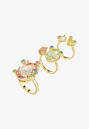 Set van drie gouden ringen met grote meerkleurige edelstenen en kleine accentstenen. De ringen hebben een gladde afwerking en een strak ontwerp.