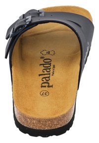Sort slide sandal med en glat overdel, to justerbare stropper, en struktureret korkfodbede og gummisål. Brandnavn og størrelse trykt indeni.