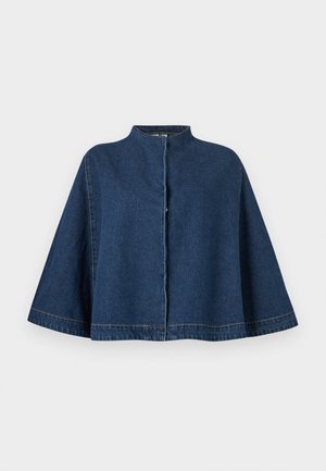 Cape en denim bleu foncé avec manches larges, col montant et fermeture frontale dissimulée, présenté sur un fond uni.