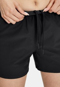 On ESSENTIAL - Urheilushortsit - black