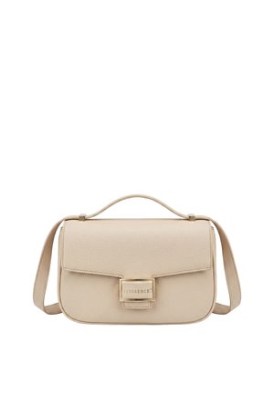 Bolso de mano de cuero beige con asa superior, correa de hombro ajustable y una solapa frontal asegurada con un broche rectangular dorado.