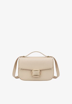Bolso de mano de cuero beige con asa superior, correa de hombro ajustable y una solapa frontal asegurada con un broche rectangular dorado.