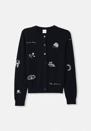 Sort strikket cardigan med knapper, prydet med hvide broderede motiver, herunder en skildpadde, blomst og kamera over stoffet.
