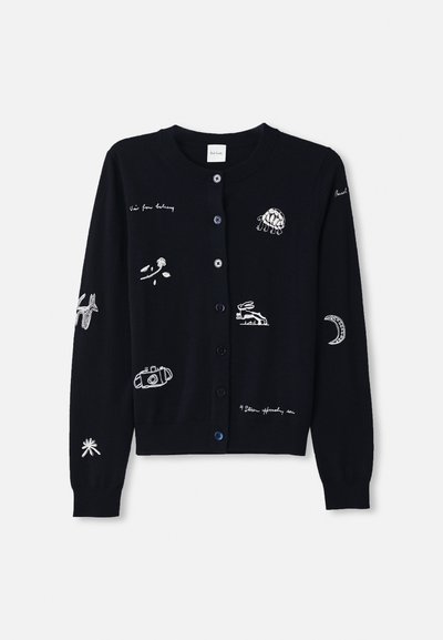 Cardigan nero a maglia con bottoni, dotato di ricami bianchi che includono una tartaruga, un fiore e una macchina fotografica su tutta la superficie.